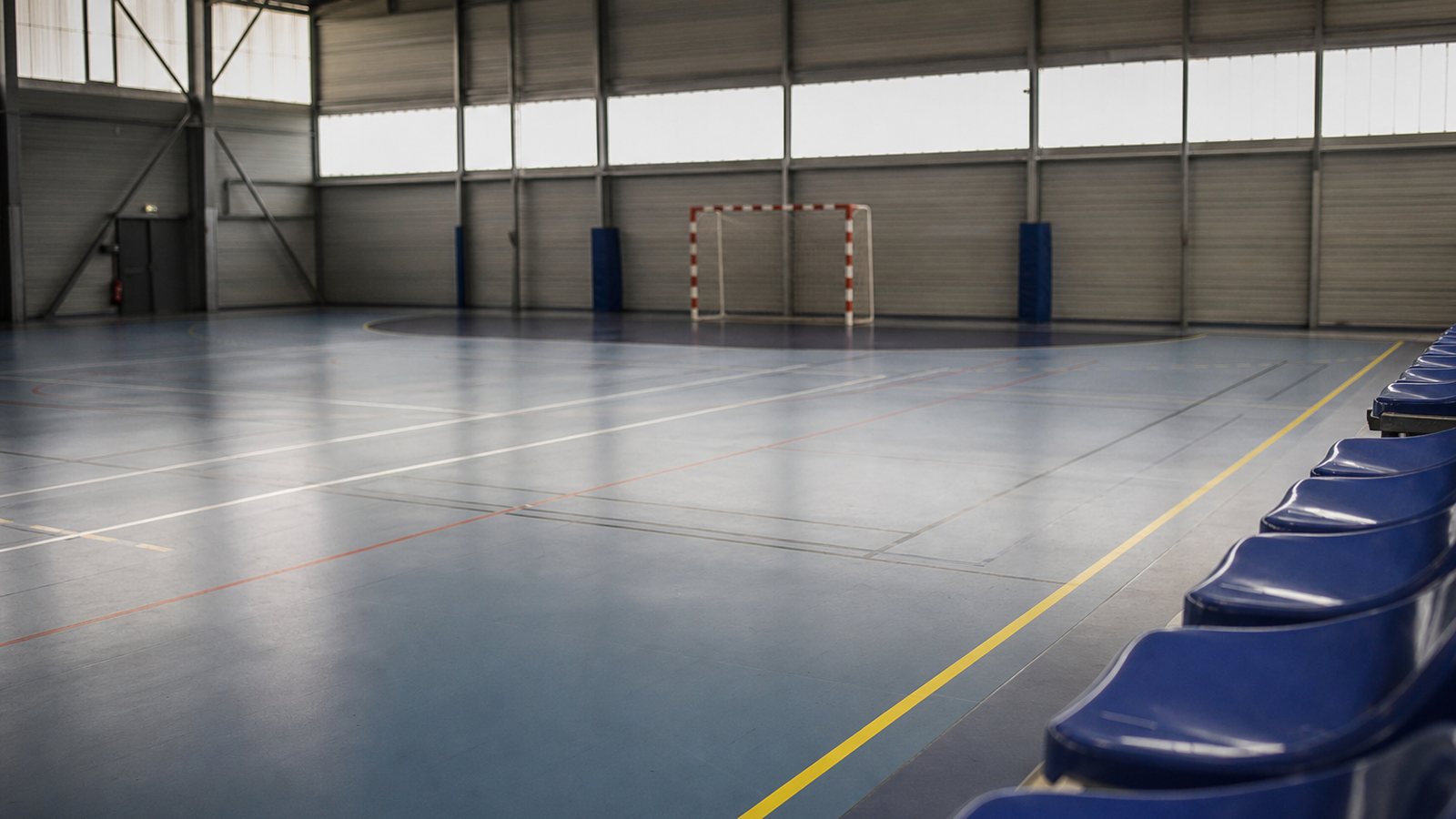 Organisateur annonçant un forfait aux responsables d'équipe devant le planning affiché du tournoi